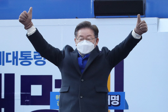 이재명 민주당 대선후보가 17일 서울 청계광장에서 열린 '다시 광화문에서' 광화문역 유세에 참석해 엄지척을 하고 있다. 국회사진기자단=연합뉴스